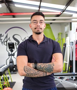 Vatea, coach diplômé STAPS spécialisé en sport thérapeutique et remise en forme chez Forme Optimale